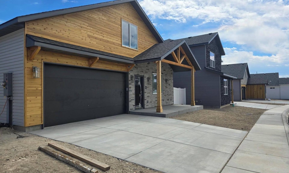 Elko House | #16 Charming 3-bedroom house with WiFi, AC in brilliant Elko