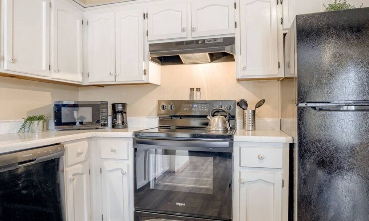 Platte City House | Aviator's Lounge 2BR 1Bath WiFi Close to Airport 2