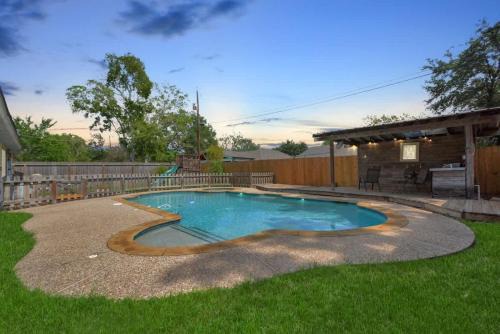 Friendswood House | Backyard Oasis-Pool & Grill-Heart of Friendswood