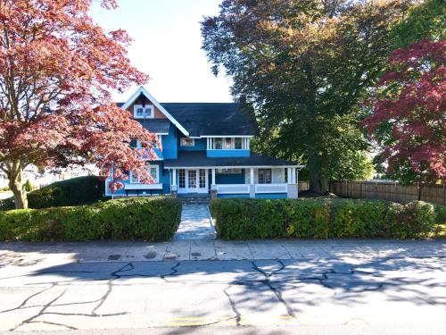 Bridgeport House | Beechmont-Charming Colonial for Events and Getaways!
