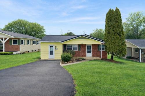 Johnson City House | Centralized Modern Home in Johnson City