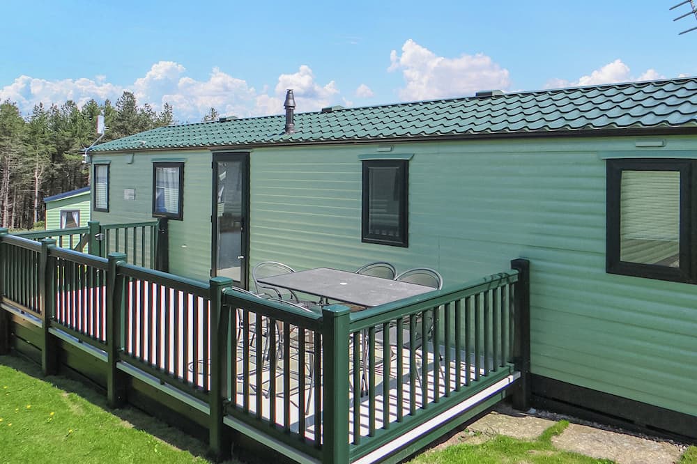 Hexham House | Comfortable and spacious 12ft-wide caravan with one double and one twin.