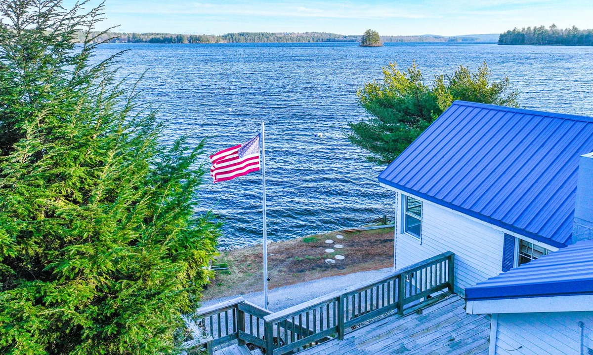 Oxford Cottage | Comforting lakefront cottage with gas fireplace, washer/dryer, firepit, & patio