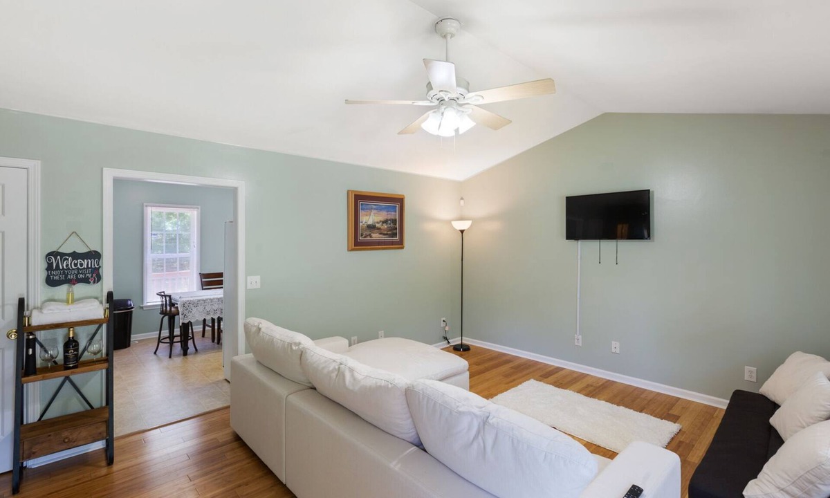 Winston - Salem House | ✨Convenient to I-40, DT, Wake Forest, UNCSA, WSSU, Benton Center, & Hospitals✨