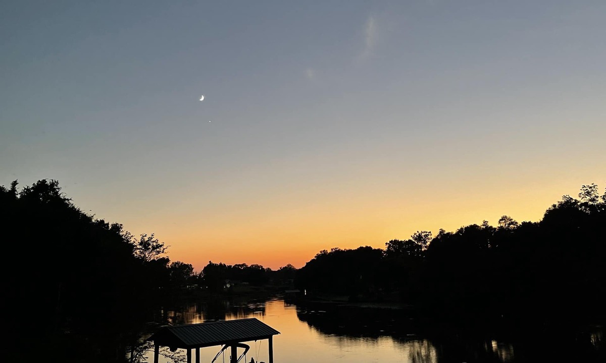 Natchitoches House | Cornfields and Cane - Retreat and relax on beautiful Cane River Lake.