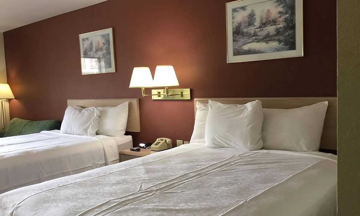 Cabot Resort | Experience Maximum Comfort! Pool, FREE Parking & Breakfast!