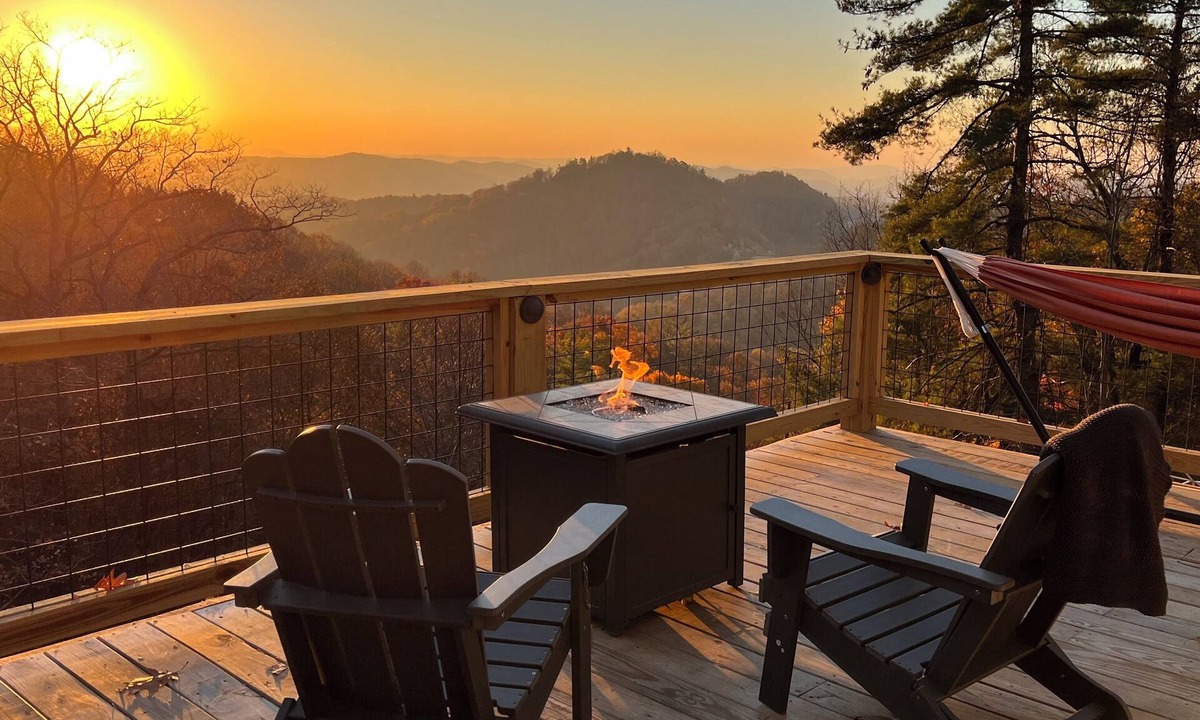 Apple Ridge Apartment | GeoDome 100 mi Views 2½ mi to BR