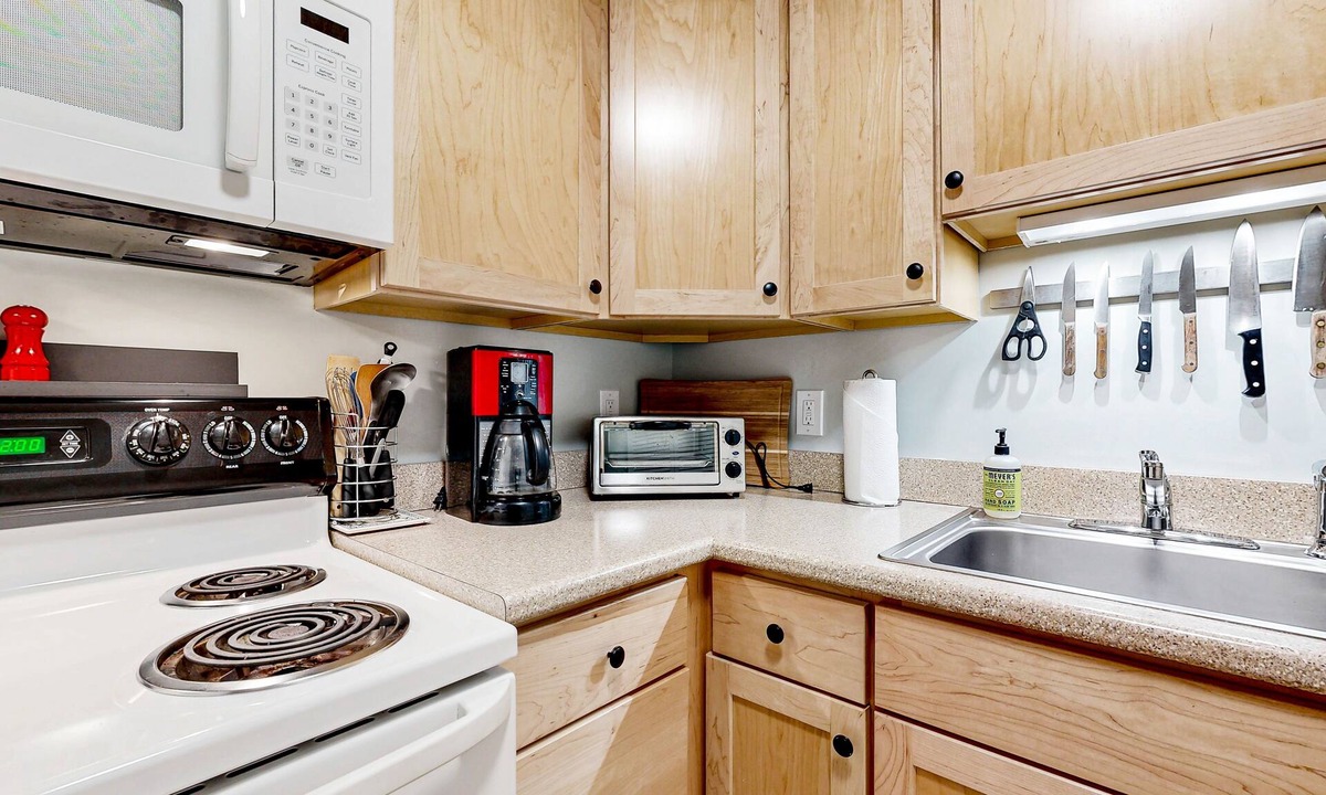 Waterville Valley Condo | Ground-floor condo with pool, patio, and fireplace- near skiing