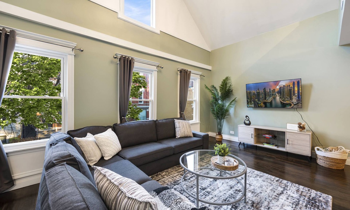 Ranch Triangle House | GROUP LUX LINCOLN PARK 4BD/4.5BA Home +parking