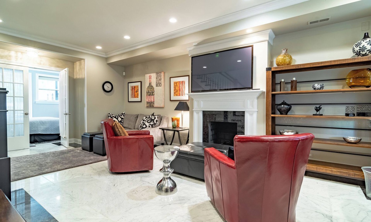 Rush and Division House | Luxurious Cozy 4BR 4-Story Gold Coast Villa with Free Parking