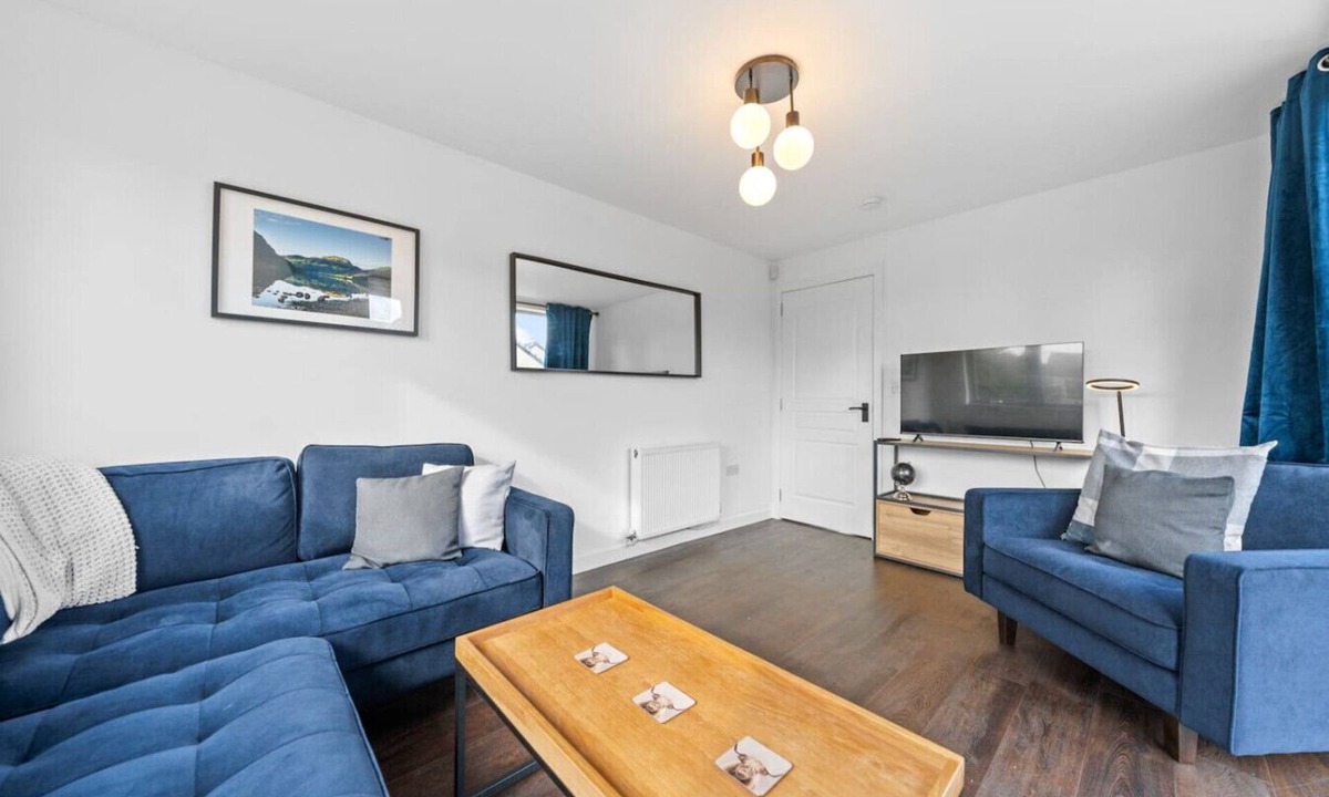 Auchengray Apartment | Modern Stirling Apartment - Free Parking