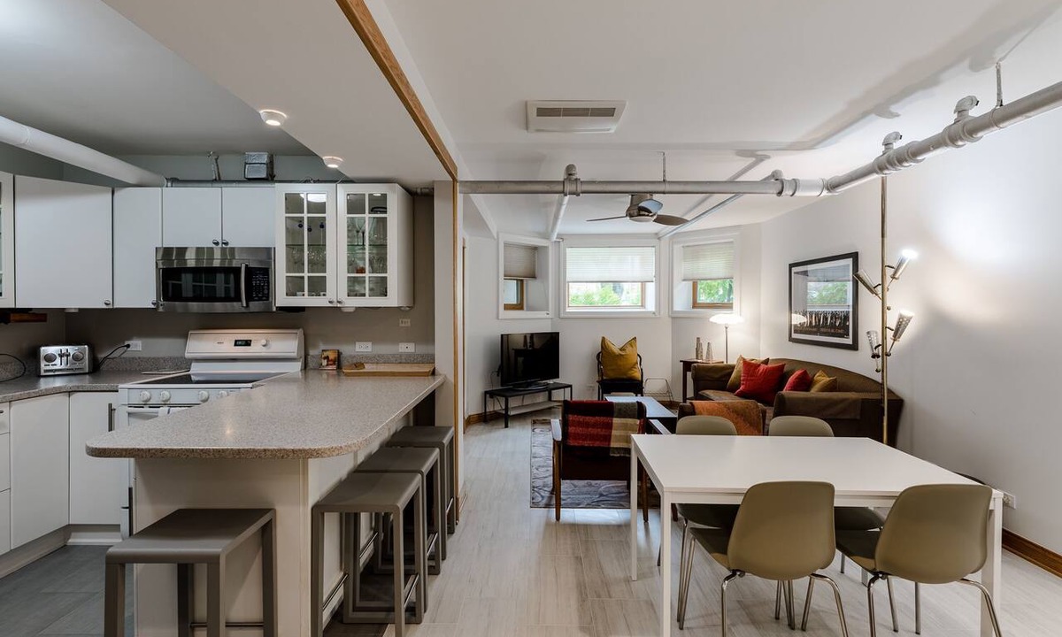 Ukrainian Village Apartment | Quiet Oasis Only Minutes from Downtown - Friendly Neighborhood! by AllSet Turnover