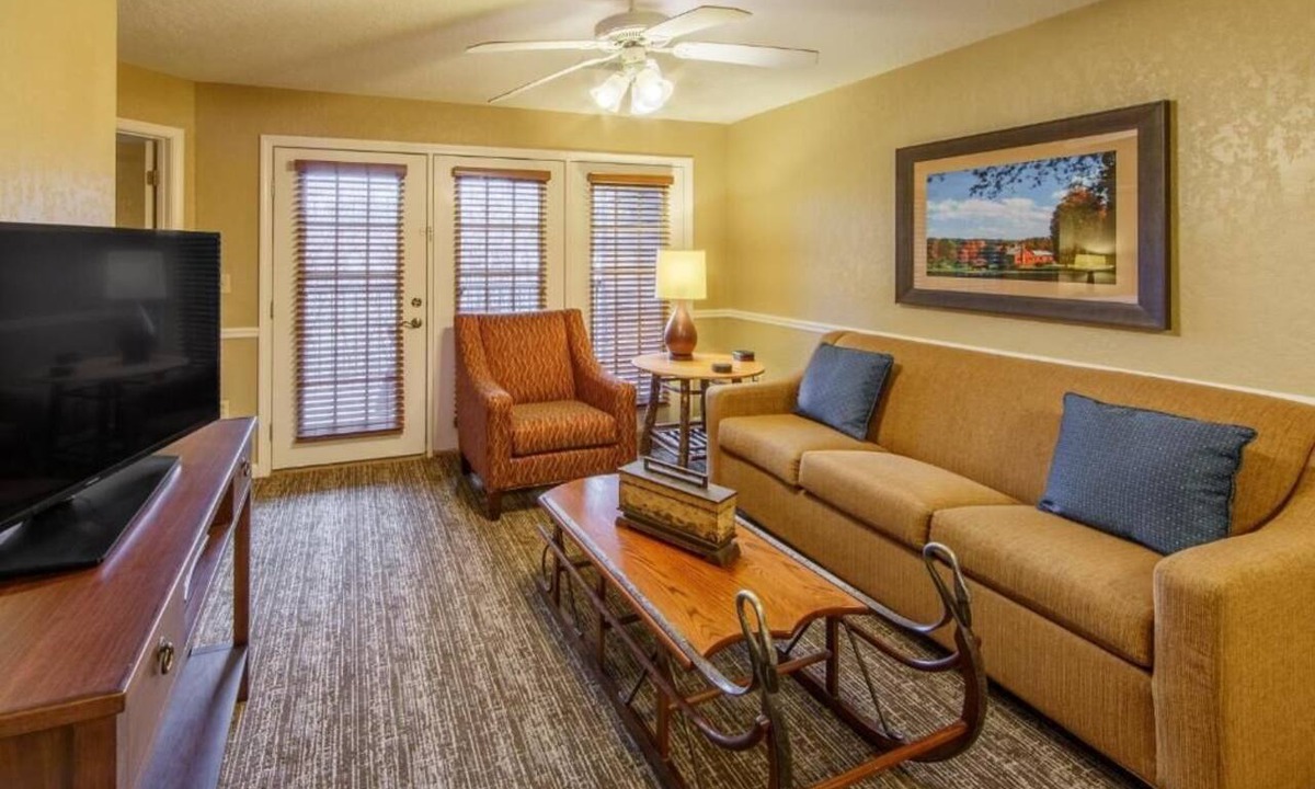 South Lee Hotel | Relaxing Getaway: Pools, Games & Movie Nights