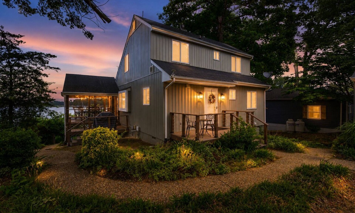 Colonial Beach House | River Refresh - Waterfront with Spa on Placid Bay
