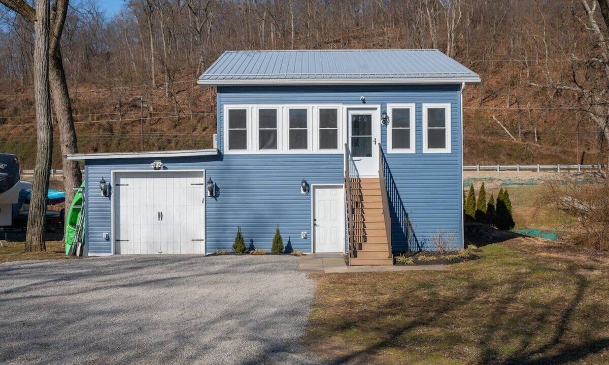 Loyalton House | Riverside Vista | Fire Pit, Sunroom + Kayaks!
