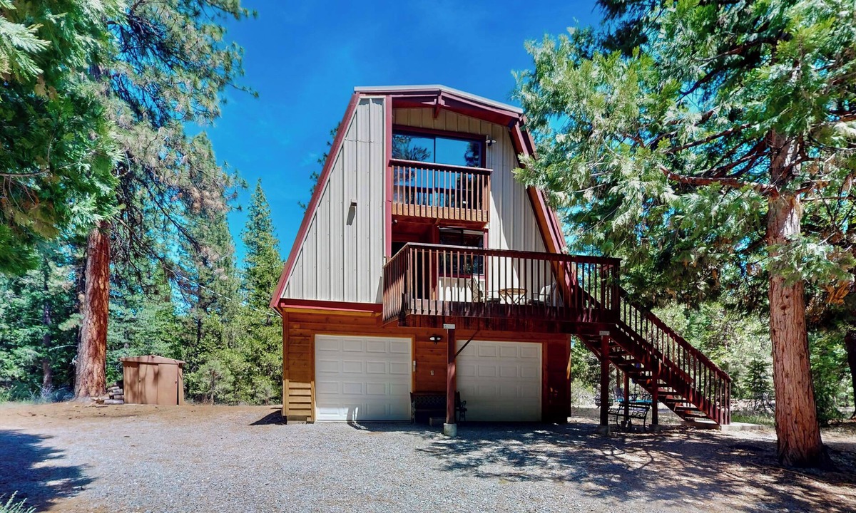 Blairsden-Graeagle Cabin | Sierra Nevada Hideaway: Cabin w/Deck, Mtn Views