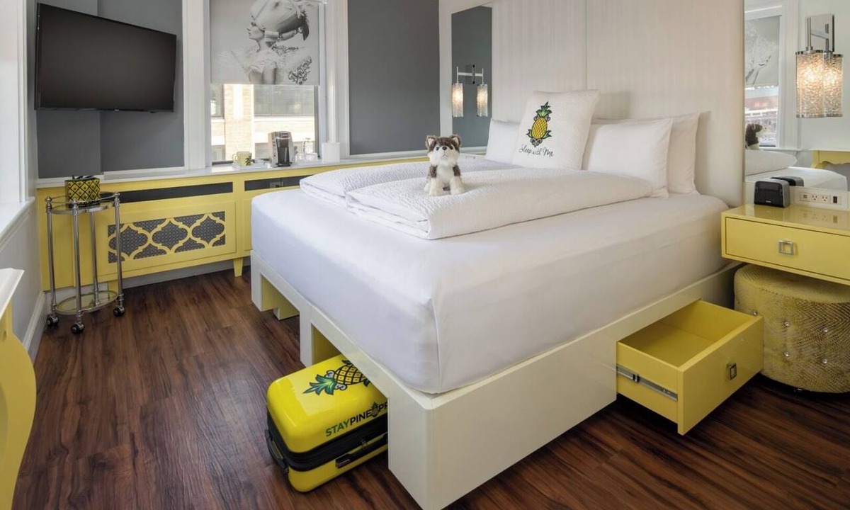 Columbus Hotel | South End Corner King, Staypineapple, Great Location, Ideal for City Exploration