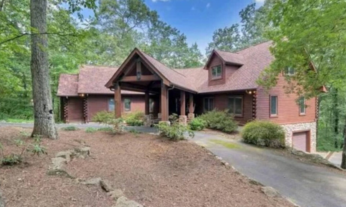 Highland Cabin | Spacious 5-bedroom cabin in delightful Landrum with WiFi, AC