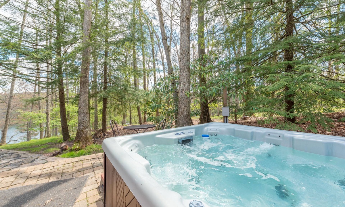 North Glade Hills House | Spacious Dog Friendly Cabin at Deep Creek Lake