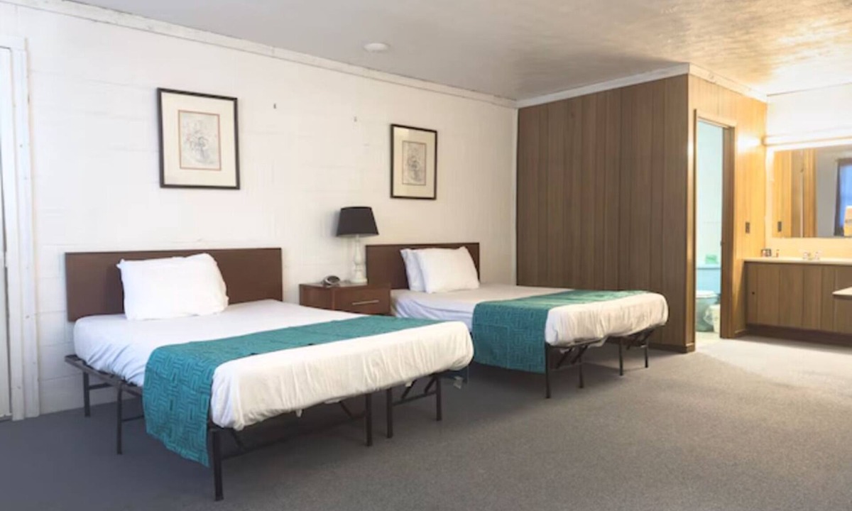 Spencer Hotel | Spencer Explorer | Modern Haven | Explore Fall Creek & Hike Buck Knob Peak
