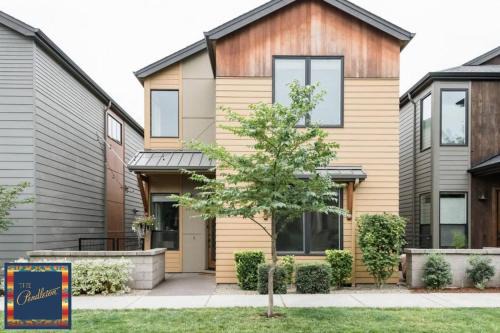 Eugene House | THE PENDLETON - Walkable - Arcade Loft - Modern- Light & Bright