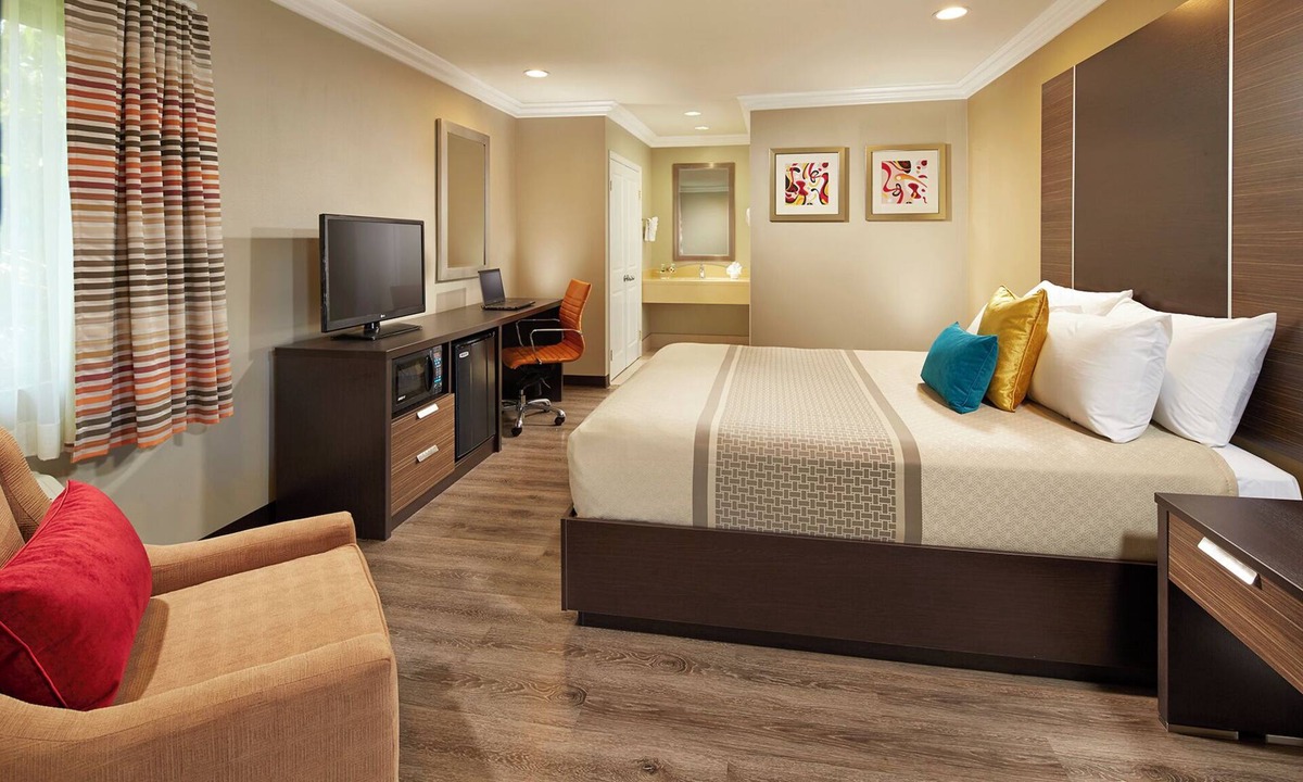 Anaheim Resort Hotel | Two Chic King Rooms: Pool Access | Close to Convention & Theme Parks!