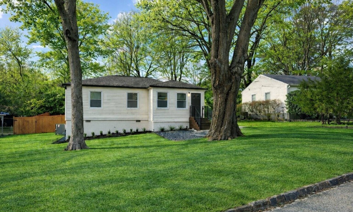 Bolton House | Upper Westside Retreat House 2 bedroom Backyard Covered Parking