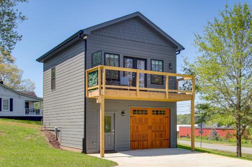 Ball Ground House | Walkable North Georgia Hideaway! Modern Suite