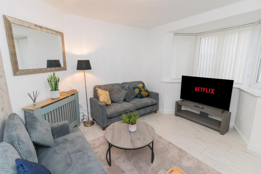 Wolverhampton Apartment | Wolverhampton-FREE parking-Sleeps 6-Near M6