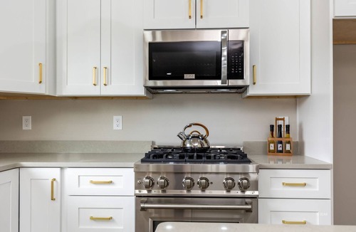 Elko House | #16 Charming 3-bedroom house with WiFi, AC in brilliant Elko