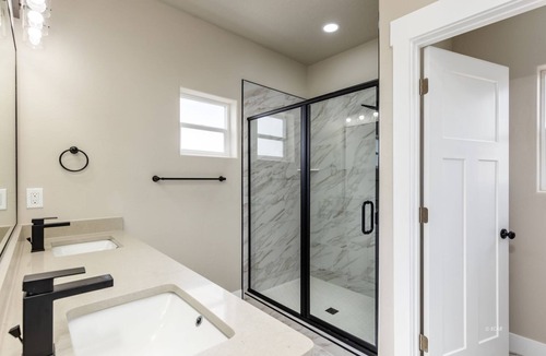Elko House | #16 Charming 3-bedroom house with WiFi, AC in brilliant Elko