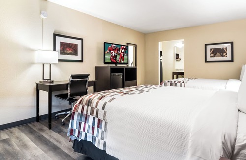 Dandridge Hotel | 2 Rooms with 2 Queen Beds Ideal for Exploring Great Smoky Mountain Nature