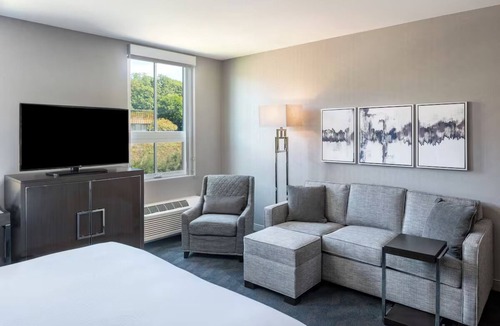 Waltham Hotel | 2 Units | Unwind in Soundproof Suite w/Modern Decor Near John F. Kennedy Park