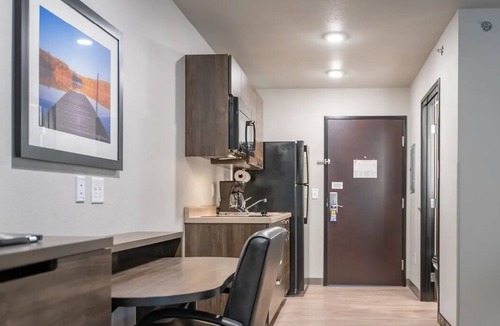 St. Joseph Hotel | 3 Bright, Comfortable Rooms – Walk to Parks & Restaurants Nearby