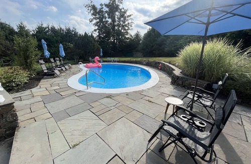 Middletown House | A Luxury Estate, Elegant, Historical, Hot Tub, Salt Water Pool ~The White Lion~