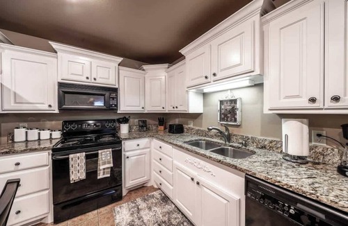 Lubbock House | Adobe Abode Duplex B - 4BR/3BA - South Lubbock