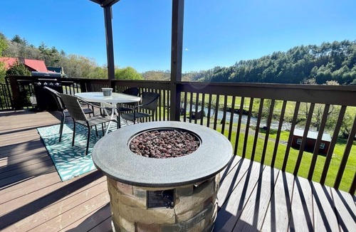 West Jefferson House | All Decked Out - Riverfront, Firepit, Fireplace, Foosball, Gameroom, Fire table, Wet bar, WIFI