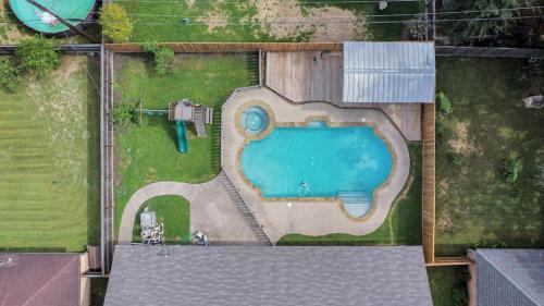 Friendswood House | Backyard Oasis-Pool & Grill-Heart of Friendswood