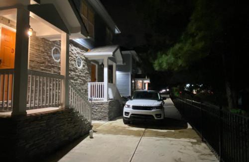 Southwestern Apartment | Basic 4 bedrooms with 6 beds 15 min from downtown sleeps 9 for Work crews and Large groups