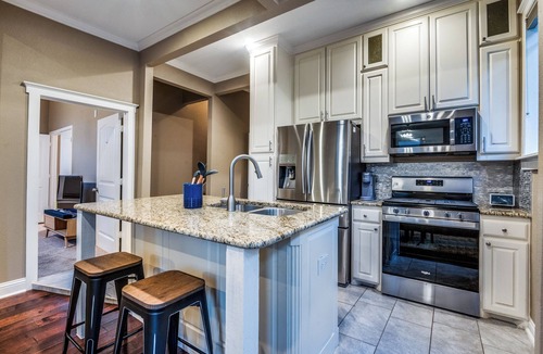 Oak Cliff House | Bishop Arts 3BR - Walkable Restaurants & Nightlife - World Cup 2026 - Sleeps 10