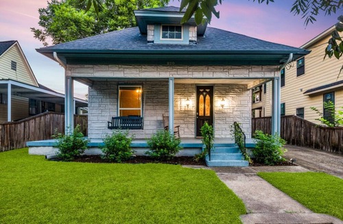 Oak Cliff House | Bishop Arts 3BR - Walkable Restaurants & Nightlife - World Cup 2026 - Sleeps 10