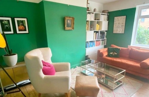 Morningside House | Central, stylish 2 bed house- Morningside Edinburgh with big garden