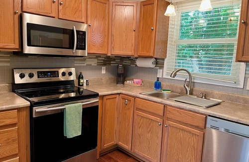 Jonesborough House | Charming 2 bedroom house with AC in Jonesborough