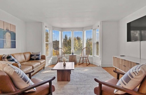 Ludlow Condo | Charming 4-Bed Downtown Townhome 3-Min to Okemo