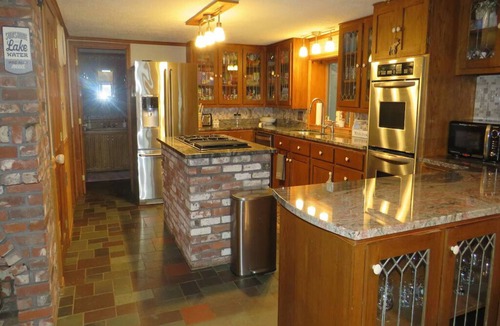 Union House | Charming and spacious lakefront home with 4 bedrooms, hot tub and pool table!