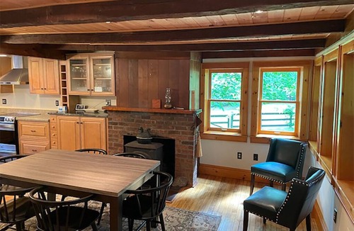 Hyde Park House | Cheerful Circa 1700 3 Bedroom Farmhouse