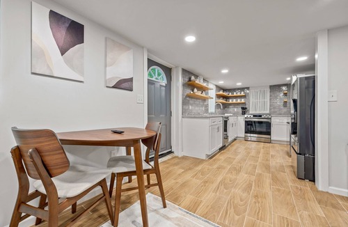 Church Street House | Chic 2BR Downstairs Unit - Zoo & Mercedes-Benz