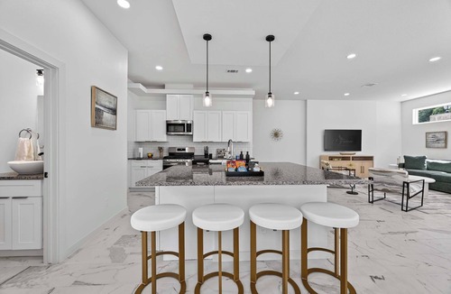 Houston House | Chic Modern Home, Office, Galleria & NRG
