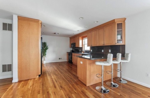 White Plains House | Comfortable Modern 3BR House Free Parking Perfect for Families & Groups