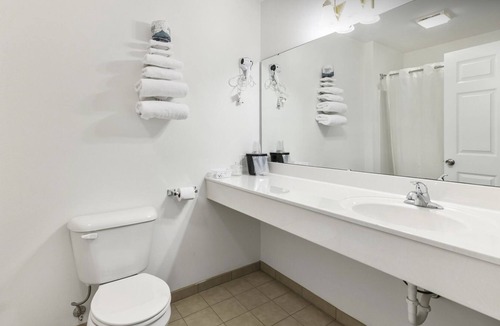 Renault Bed & Breakfast | Comfy Petite Single King Suite in a Friendly Town!
